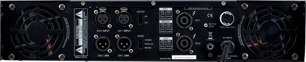 Bakpanel av Wharfedale Pro CPD2600 forsterker med tilkoblinger og viftesystem.